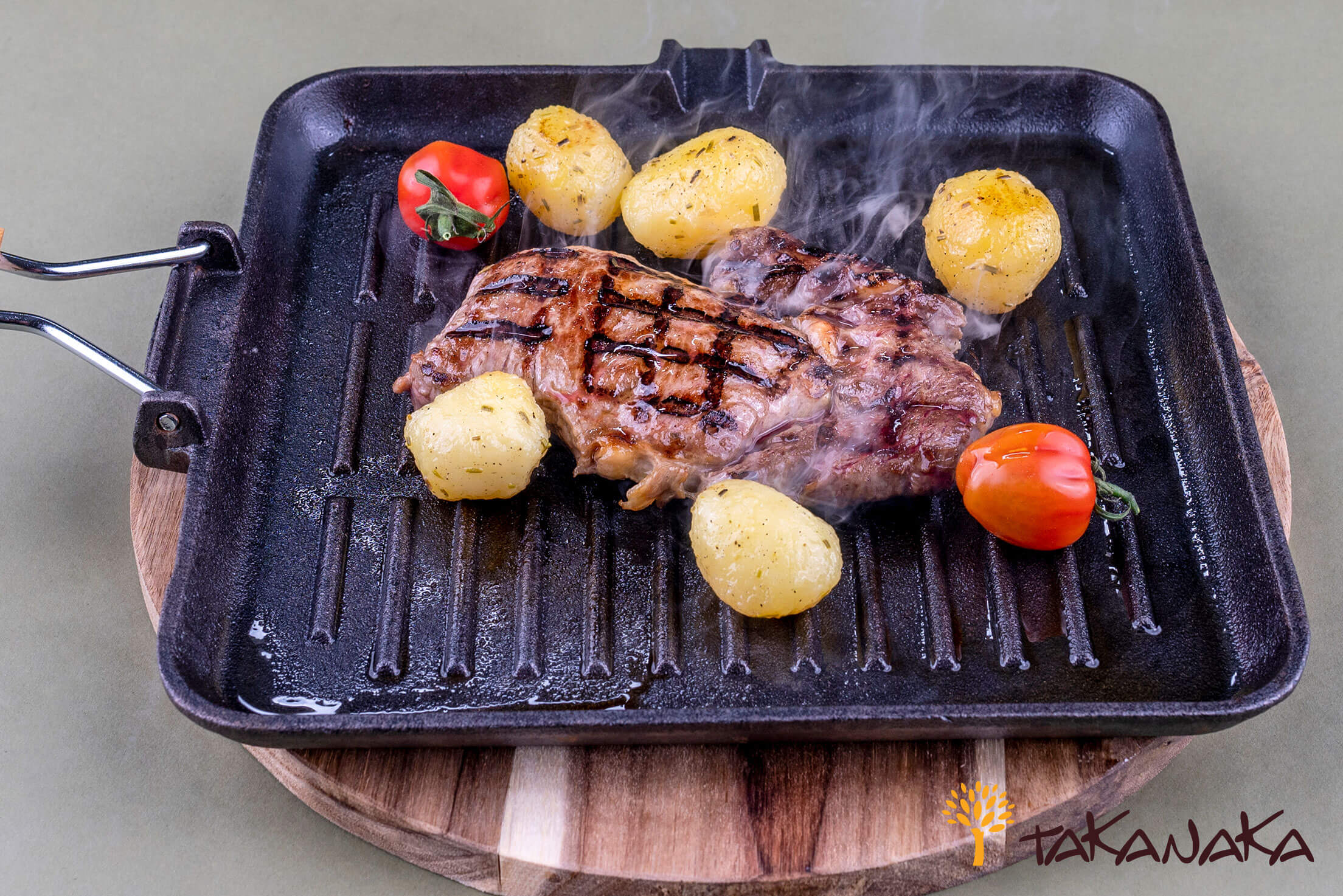 Grilled beef tenderloin with rosemary and roasted baby potatoes with dill - imagine 2