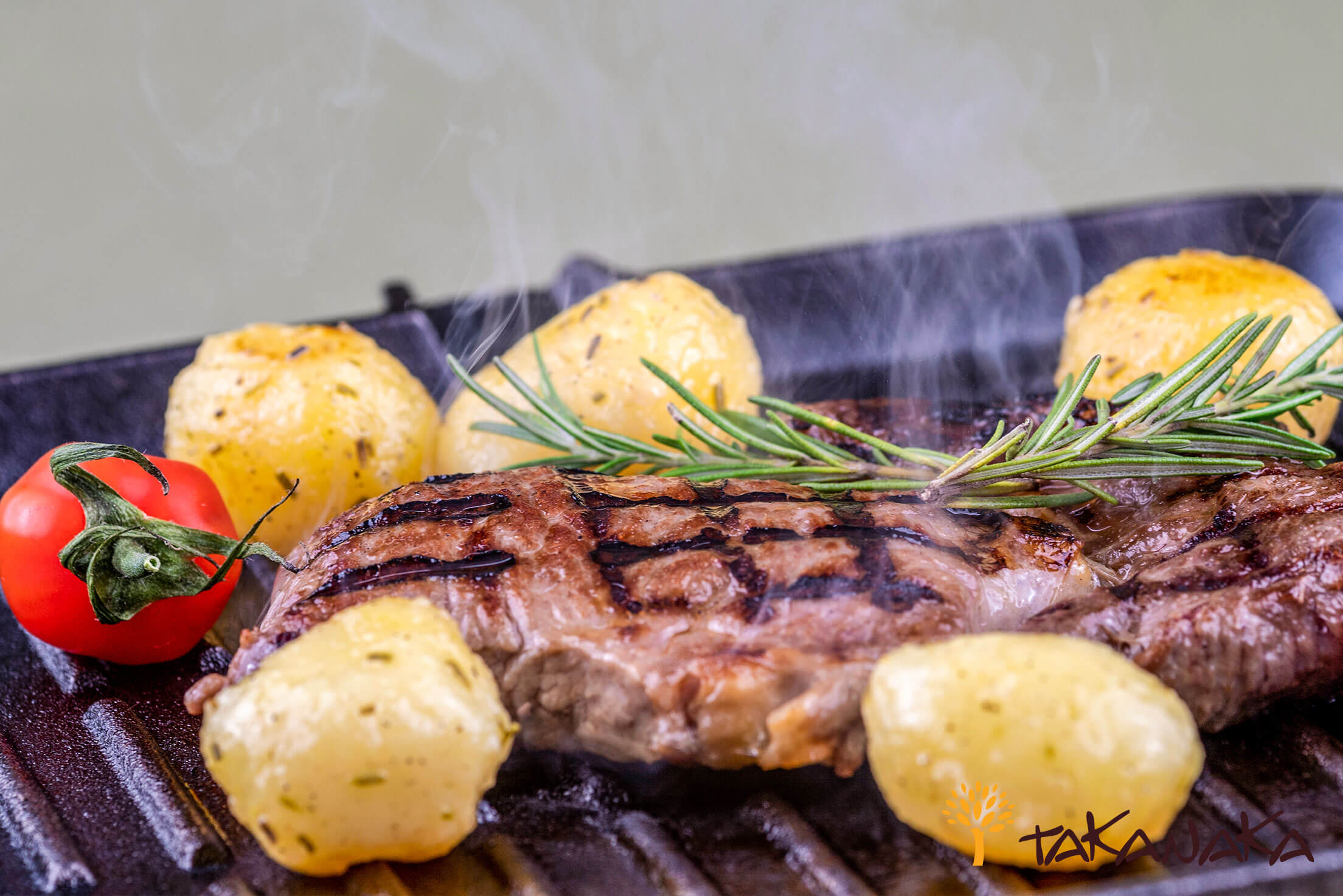 Grilled beef tenderloin with rosemary and roasted baby potatoes with dill - imagine 3