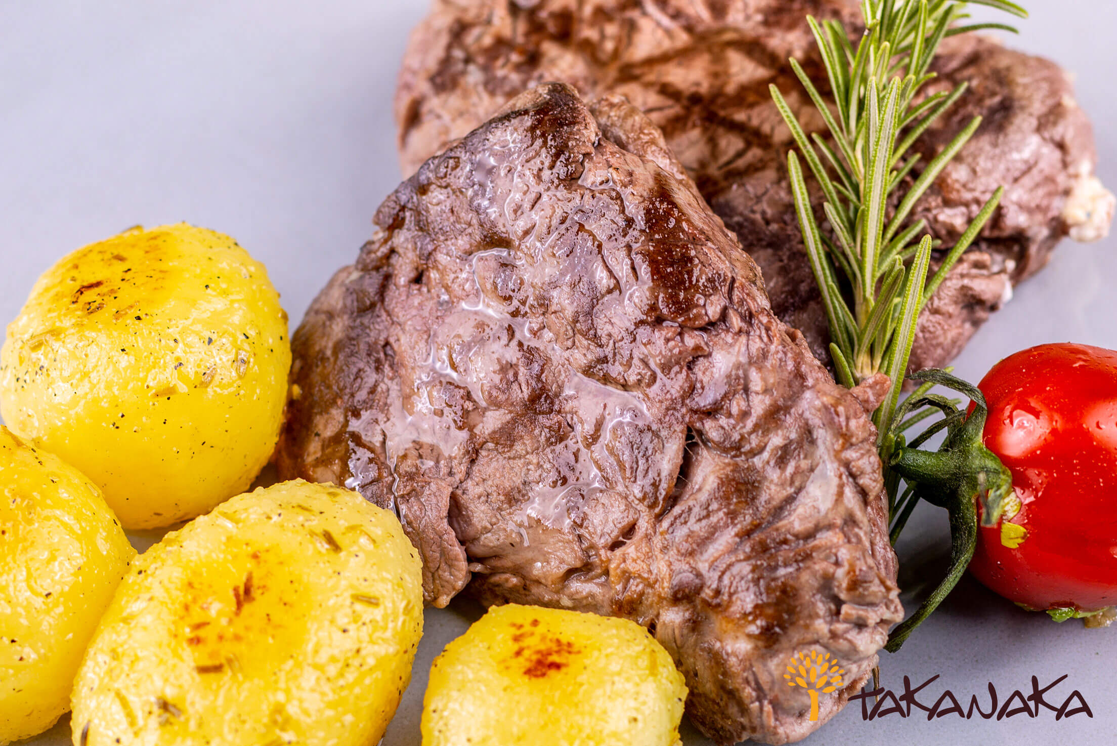 Grilled beef sirloin with baked baby potatoes - imagine 3