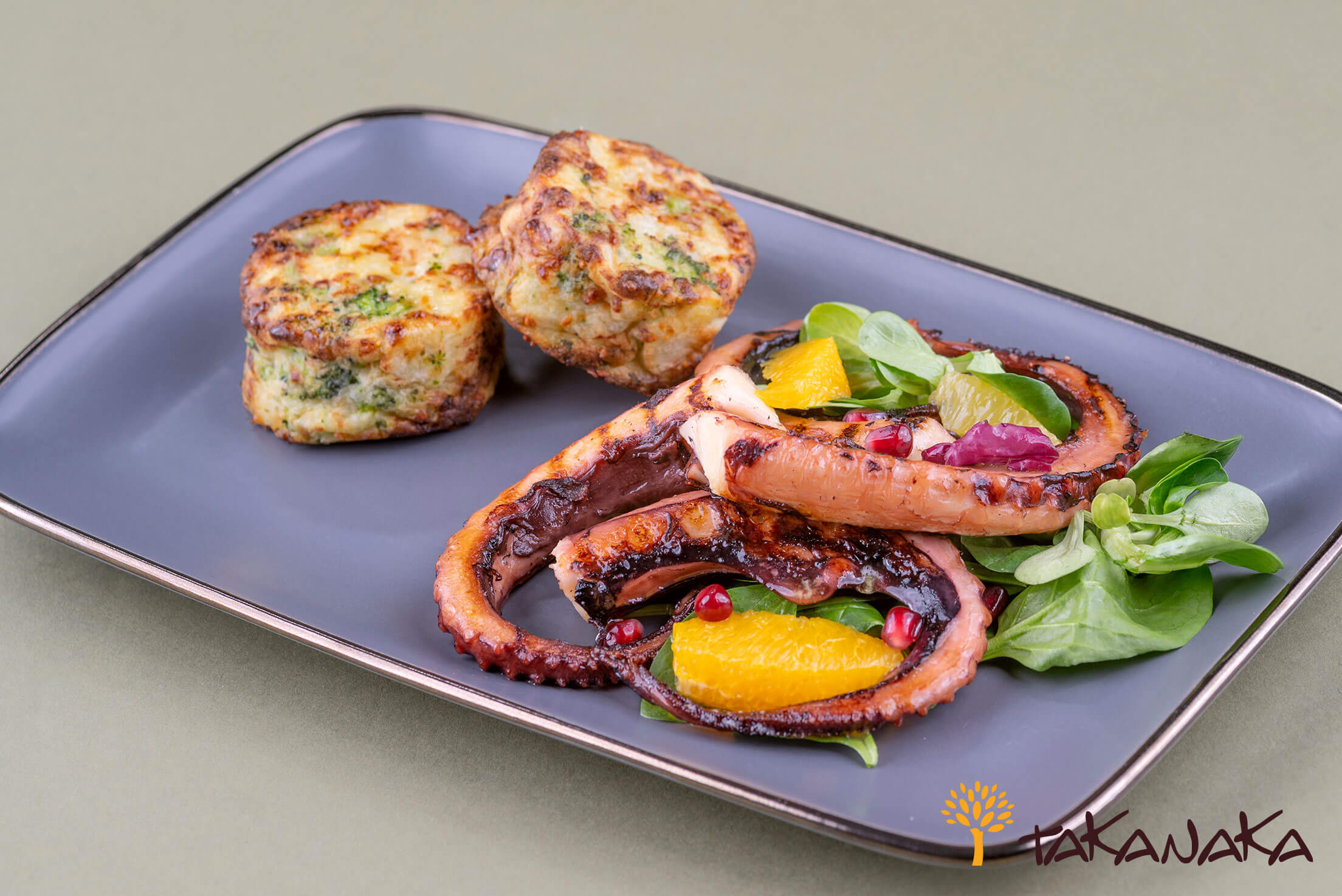 Grilled calamari tentacles with baked potatoes and citrus salad mix - Image 7