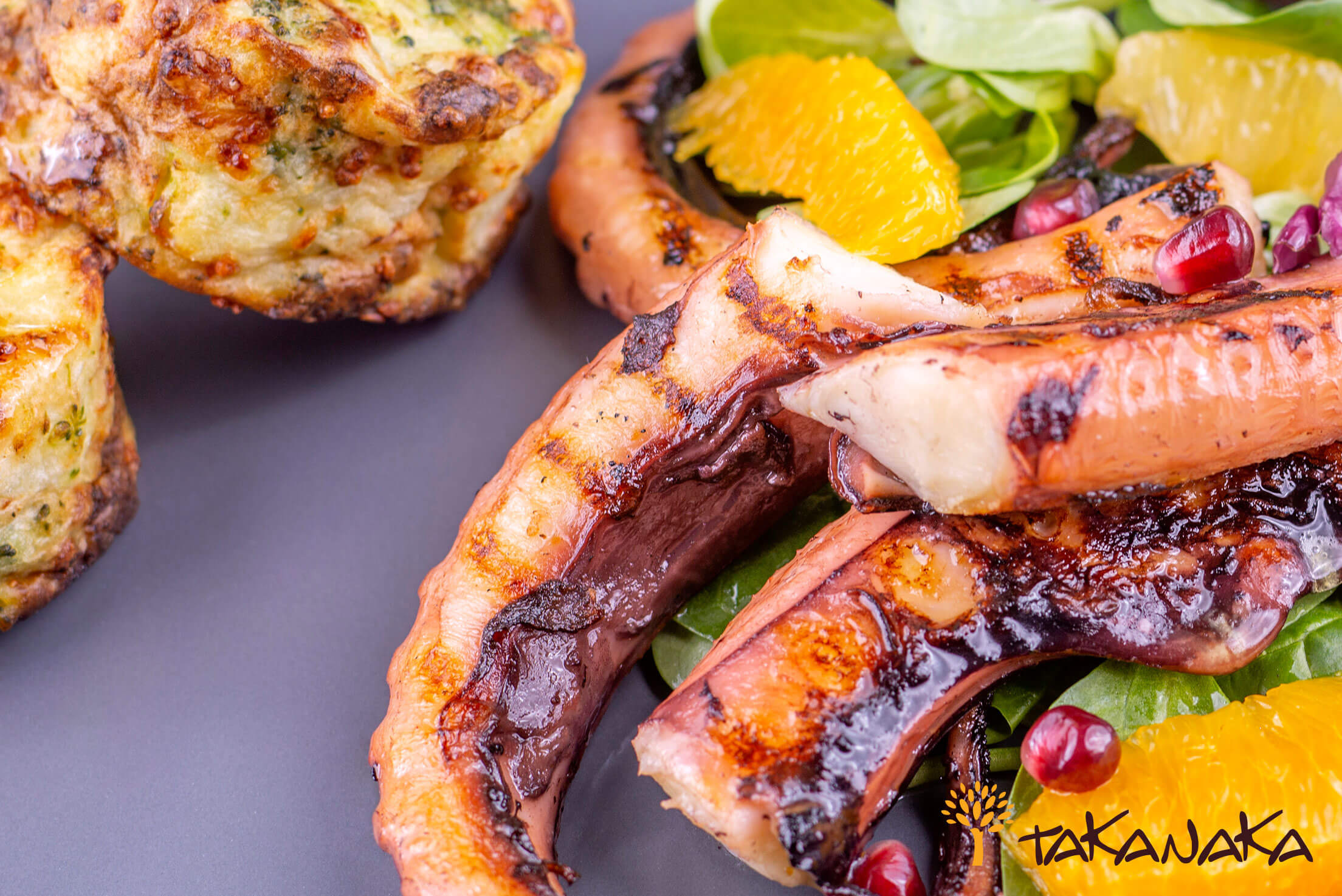 Grilled calamari tentacles with baked potatoes and citrus salad mix - Image 6